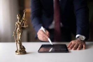 نقش دفتر حقوقی در انتخاب وکیل مناسب