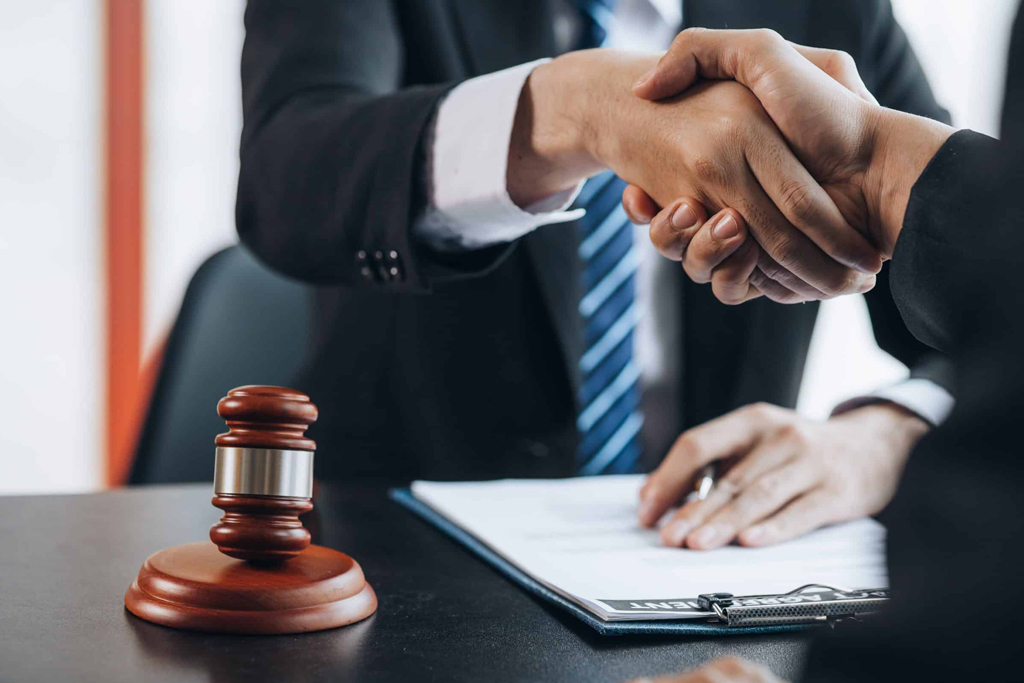 چه عواملی در حق‌ الوکاله وکیل آنلاین موثر است؟